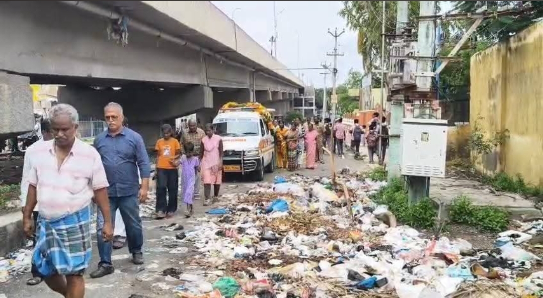 வாணியம்பாடியில் சாலையோரம் குவிந்த குப்பைகள்: பொதுமக்கள் கடும் அவதி; உடனடி நடவடிக்கை கோரிக்கை.