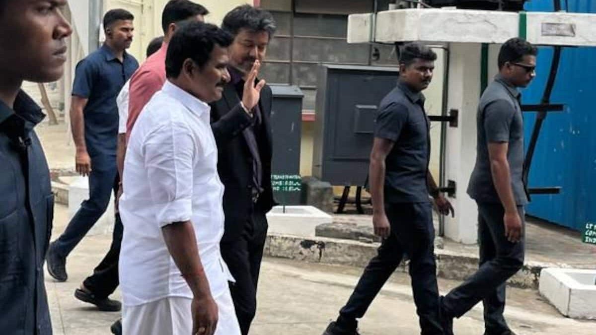 மின்வெட்டு புகார்கள் எதிரொலி: மின்வாரிய தலைமையகத்தில் முதல்வர் விஜய் திடீர் ஆய்வு.