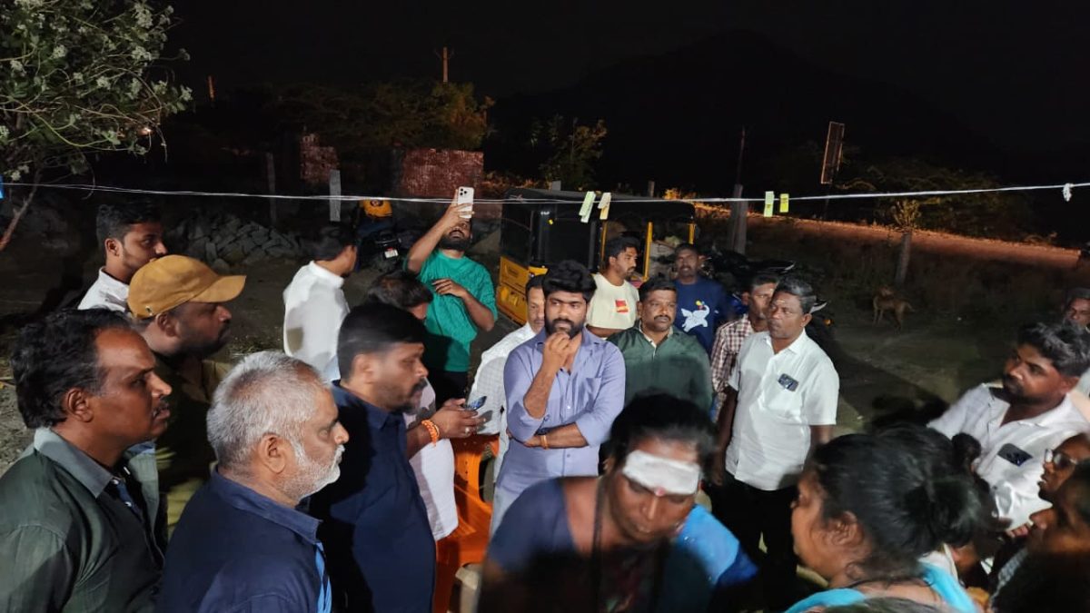 8 ஆண்டுகள் போராட்டத்திற்கு பின் மின்சாரம்; கிருஷ்ணகிரி தமிழக வெற்றிக் கழகம் சார்பில் முயற்சி – திருநங்கைகள் குடியிருப்பில் 2 வீடுகளுக்கு மின் இணைப்பு