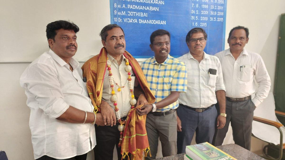 தாவரவியல் துறைத் தலைவராக பொறுப்பேற்ற பேராசிரியர்..! சந்தன மாலை அணிவித்து வாழ்த்து