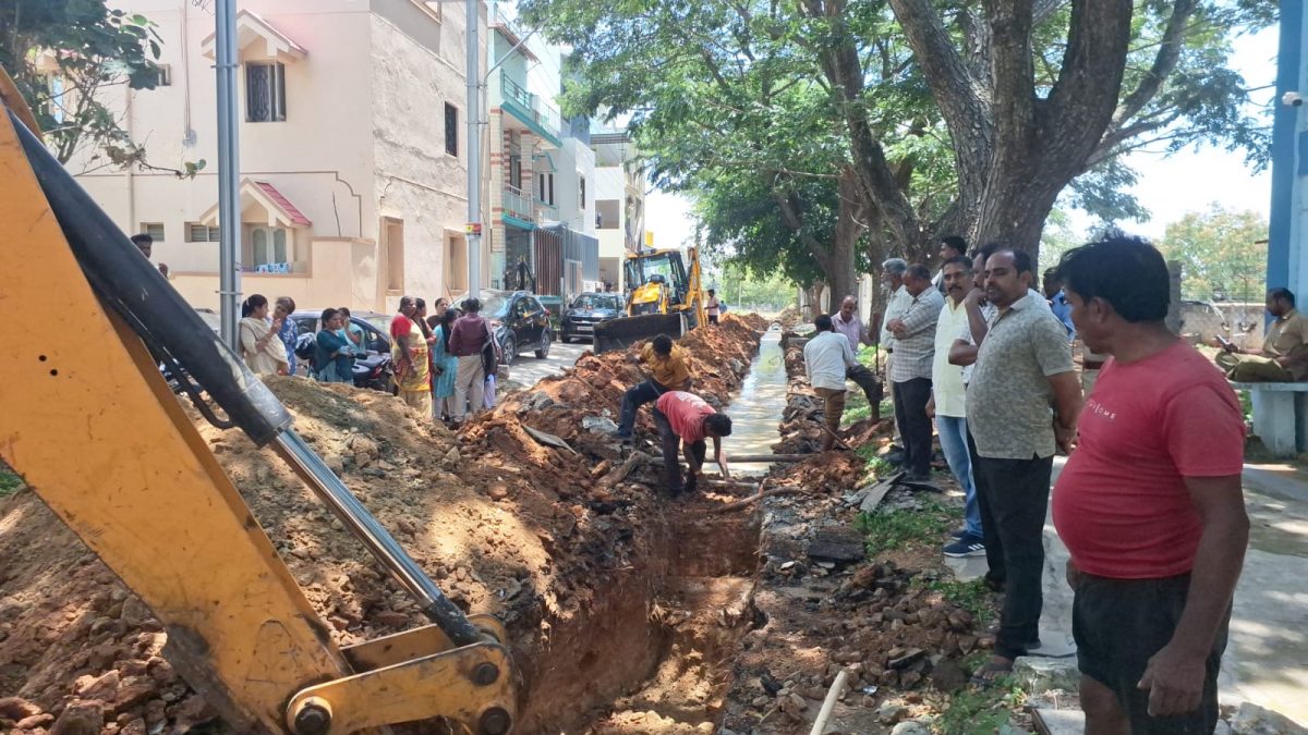 ஓசூர் அருகே டைட்டன் டவுன்ஷிப் குடியிருப்பு பகுதியில் 300 போலீஸ் பாதுகாப்புடன் அத்துமீறி கால்வாய் அமைக்கும் பணி – பொதுமக்கள் கடும் கண்டனம்!