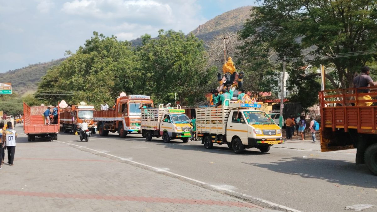 ஒகேனக்கல்லில் குவிந்த பக்தர்கள்… 3 கி.மீ.க்கு நீண்ட போக்குவரத்து நெரிசல்! காவல்துறை தீவிர கண்காணிப்பு.