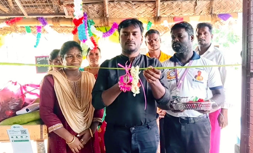 ஏழை குடும்பத்தின் வாழ்வாதாரத்திற்காக காய்கறி கடை! சமூக சேவகரின் உதவியால் நெகிழ்ந்த குடும்பம்.