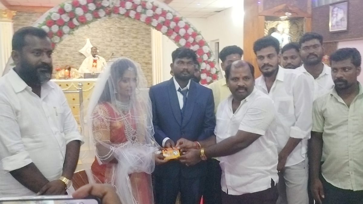 தவெக நிர்வாகி இல்ல திருமணம் – மணமக்களுக்கு வாழ்த்து தெரிவித்த எம்.எல்.ஏ. முனிரத்தினம்.