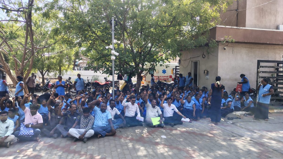 800-க்கும் மேற்பட்ட ஒப்பந்த தொழிலாளர்கள் போராட்டம்: பேச்சுவார்த்தைக்குப் பிறகு 10 நாட்களுக்கு ஒத்திவைப்பு.