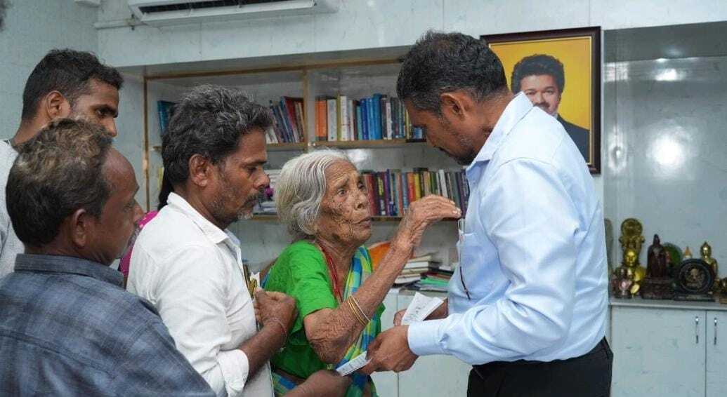 108 வயது மூதாட்டியின் நிலம் அபகரிக்கப்பட்டதாக புகார்: முன்னாள் ஊராட்சி தலைவர் மீது பரபரப்பு குற்றச்சாட்டு – ஆட்சியர் அலுவலகத்தில் தர்ணா.
