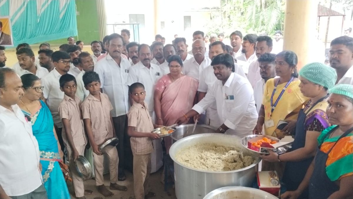 ஊத்தங்கரையில் காமராஜர் காலை உணவுத் திட்டம் விரிவாக்கம்: எம்.எல்.ஏ. டாக்டர் இளையராஜா தொடங்கி வைத்தார்.