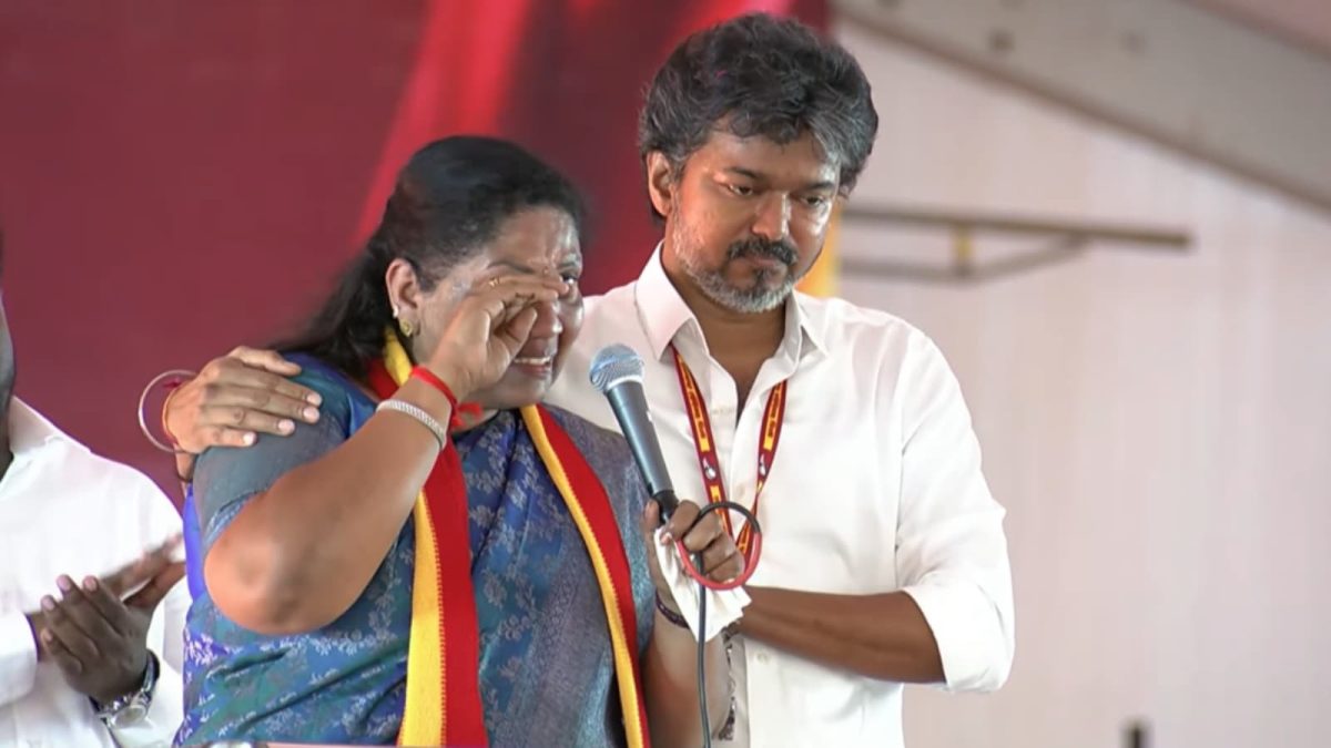 தாராபுரம் பிரசார மேடையில் கண்ணீர் விட்ட சத்தியபாமா – ஆறுதல் கூறிய முதல்வர் விஜய்