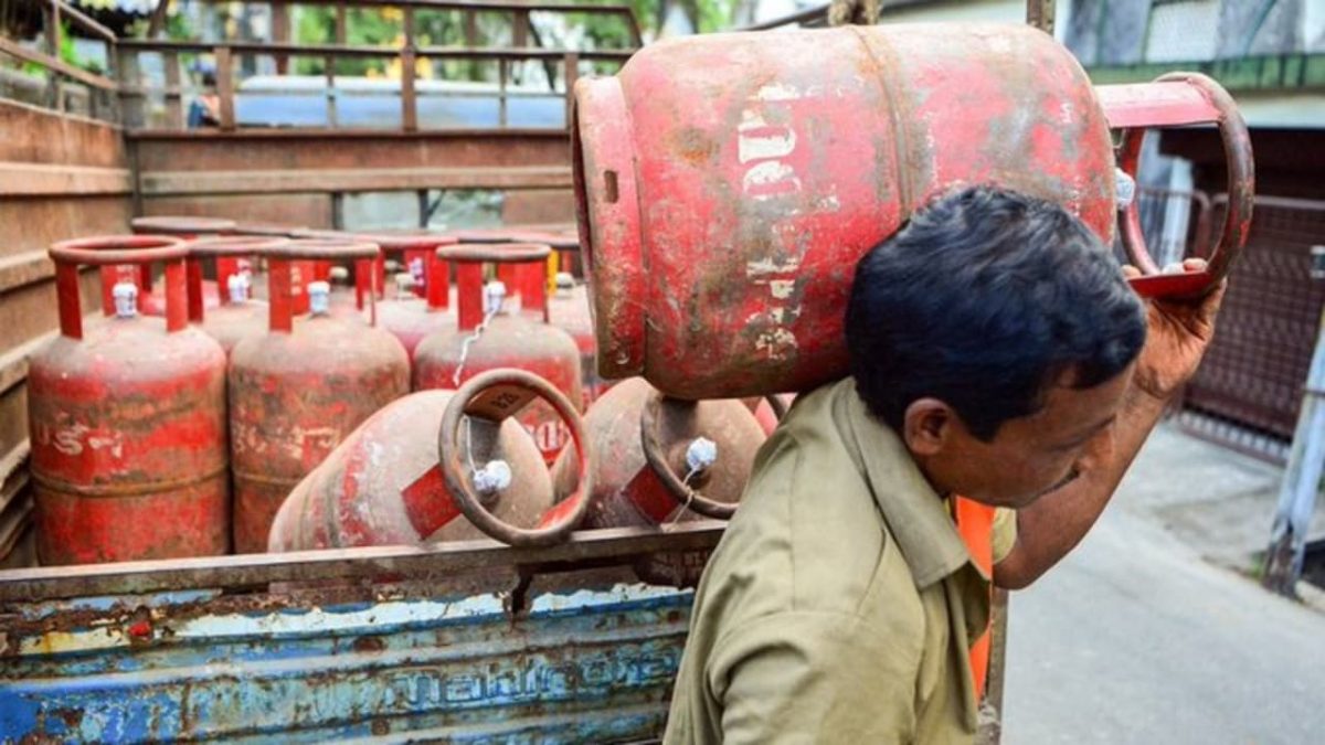 இனி 45 நாட்கள் காத்திருக்க வேண்டாம்..! LPG சிலிண்டர் புக்கிங் இடைவெளி 25 நாட்களாக குறைப்பு.