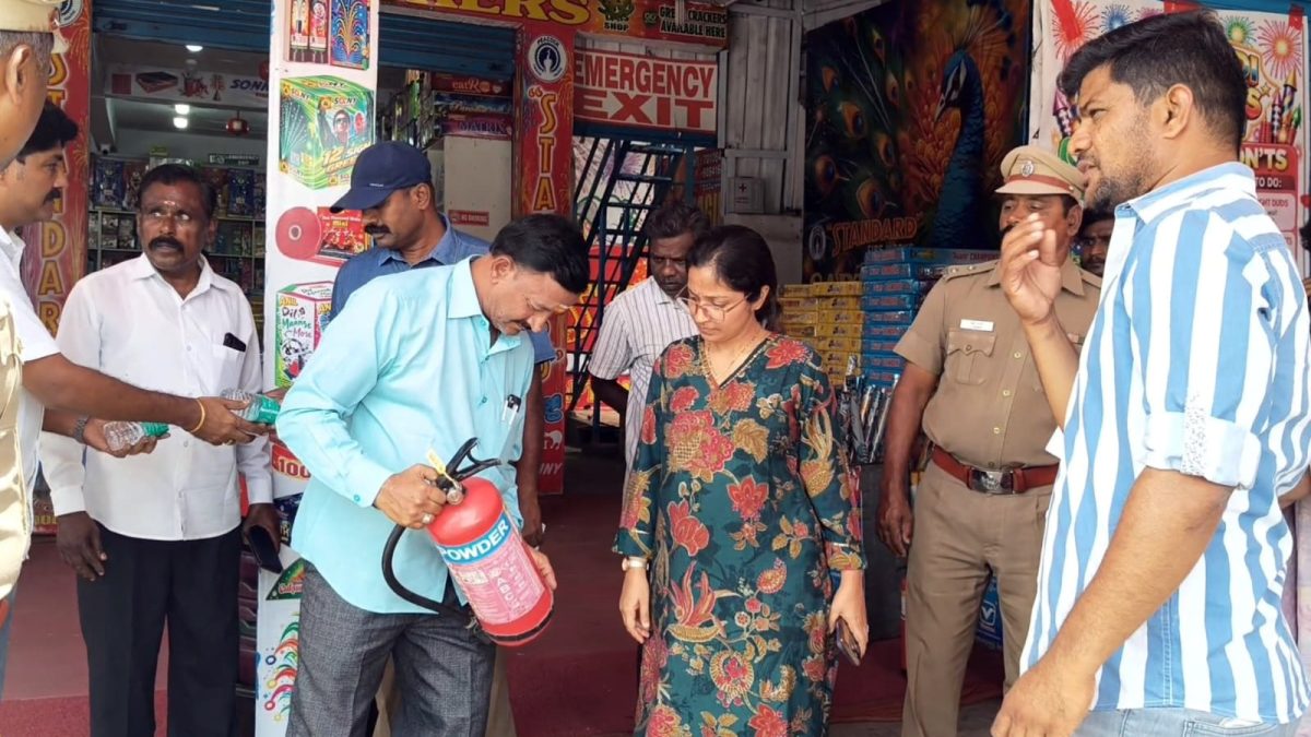 தீபாவளி பாதுகாப்பு: ஓசூரில் பட்டாசுக் கடைகளில் சார் ஆட்சியர் திடீர் ஆய்வு!