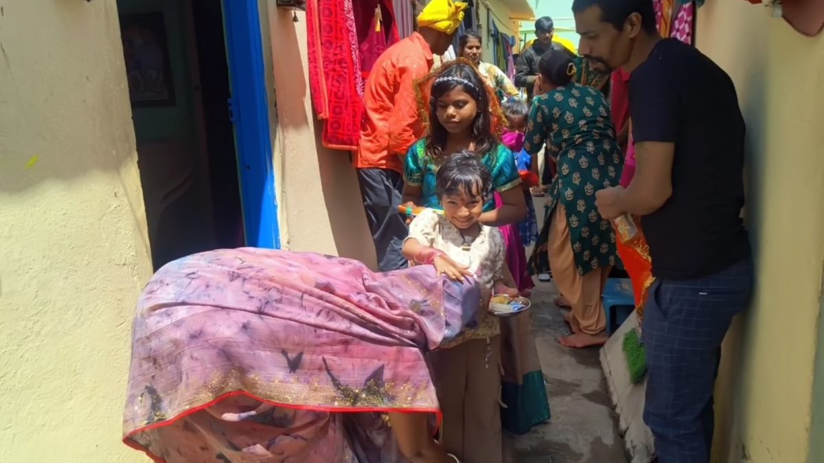 ஓசூரில் வடமாநிலத்தவர்கள் வீடுகளில் கோலாகல துர்கா பூஜை! 9 சிறுமிகளை நவதுர்கைகளாக வழிபட்டு ஆசி பெற்ற குடும்பத்தினர்.