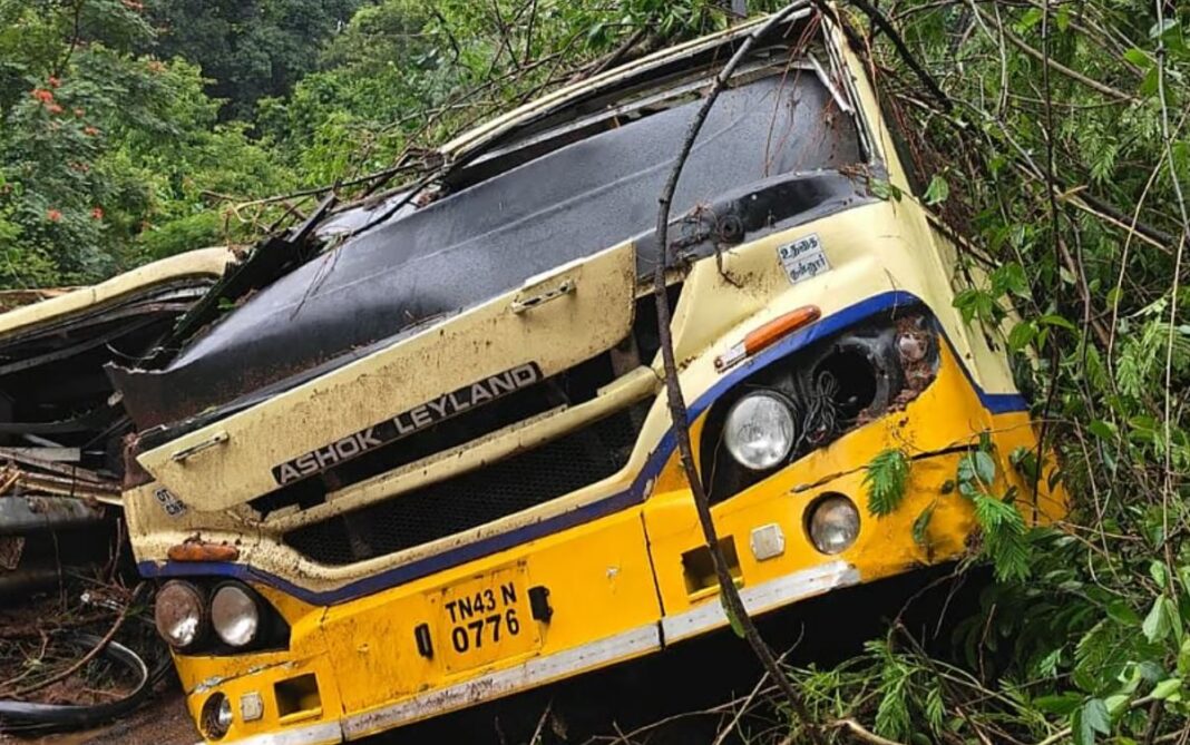 ஊட்டி–கோவை மலைப்பாதையில் அரசு பேருந்து மீது மண்சரிவு! பயணிகள் மீட்புப் பணி தீவிரம்.