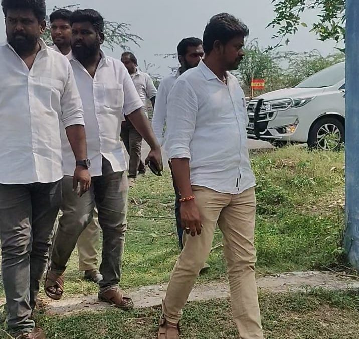 மேலக்கோட்டை அவுசிங் போர்டில் தொடர் மின்வெட்டு: நேரில் சென்று பிரச்சினையை சரிசெய்த தவெக இளைஞர்கள்.