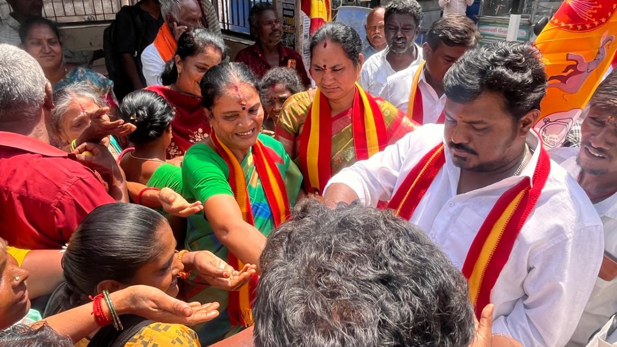 மதுராந்தகம், தாராபுரம் இடைத்தேர்தல் வெற்றி எதிரொலி! திருமங்கலத்தில் தவெகவினர் இனிப்புகள் வழங்கிக் கொண்டாட்டம்.