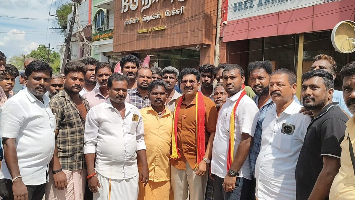 இடைத்தேர்தல் வெற்றியைக் கொண்டாடிய தவெகவினர்! திருமங்கலத்தில் பட்டாசு வெடித்து இனிப்புகள் வழங்கல்.