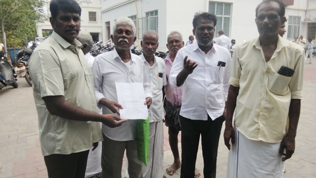 நிழற்குடை இல்லாமல் தவிக்கும் 2,000 கிராம மக்கள்! மதுரை ஆட்சியரிடம் வலையங்குளம் பொதுமக்கள் மனு.