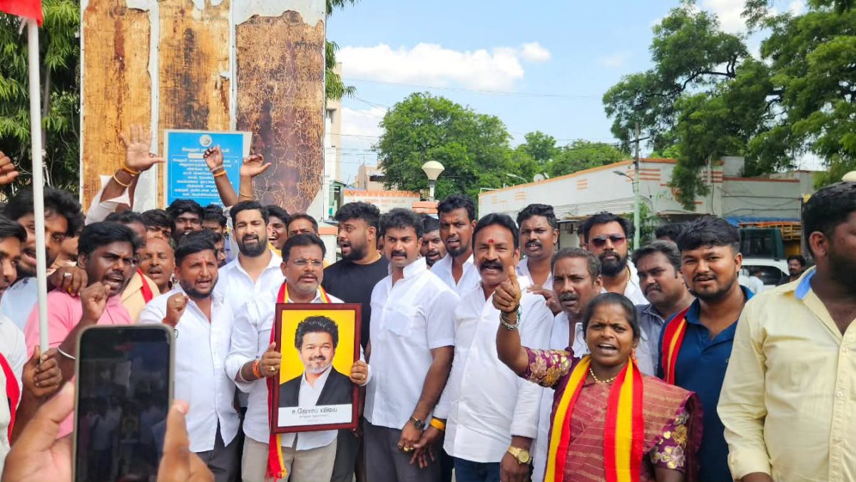 இடைத்தேர்தல் வெற்றியால் வேலூரில் தவெகவினர் உற்சாகம்! பட்டாசு வெடித்து இனிப்புகள் வழங்கிக் கொண்டாட்டம்.