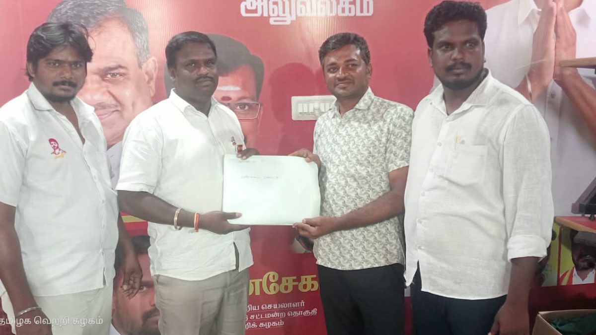 அணைக்கட்டில் BLA படிவம் ஒப்படைப்பு! தேர்தல் பணிகளில் ஈடுபடும் த.வெ.க. நிர்வாகிகள்.
