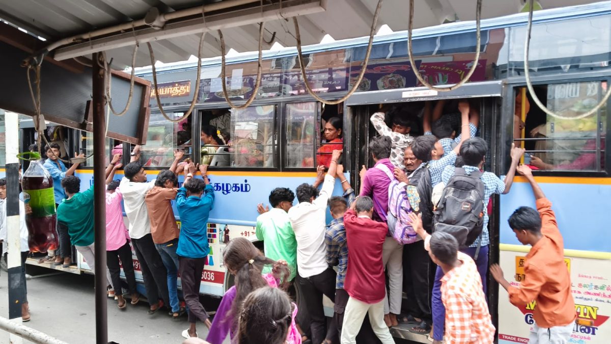 குடியாத்தத்தில் பேருந்துப் படிக்கட்டில் தொங்கியபடி ஆபத்தான பயணம்! கல்லூரி மாணவர்களால் பொதுமக்கள் கவலை.