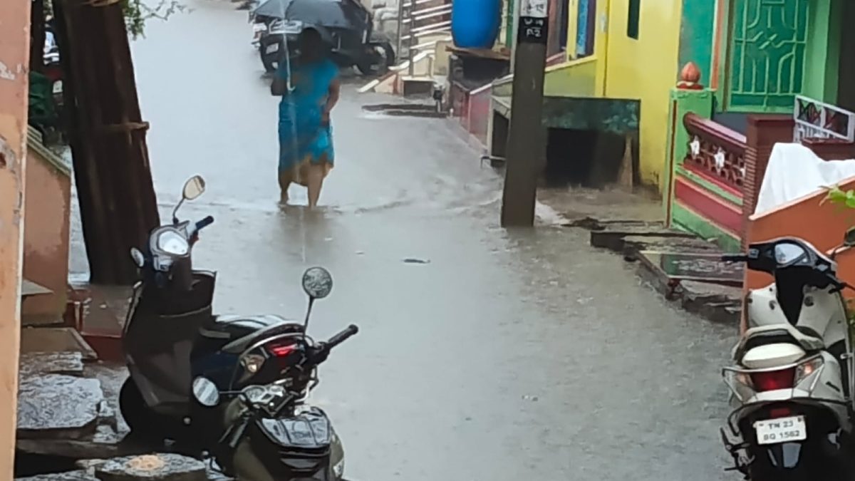 குடியாத்தத்தில் தொடர் கனமழையால் சாலைகளில் தேங்கும் கழிவுநீர்! தொற்றுநோய் அபாயம் என மக்கள் அச்சம்.