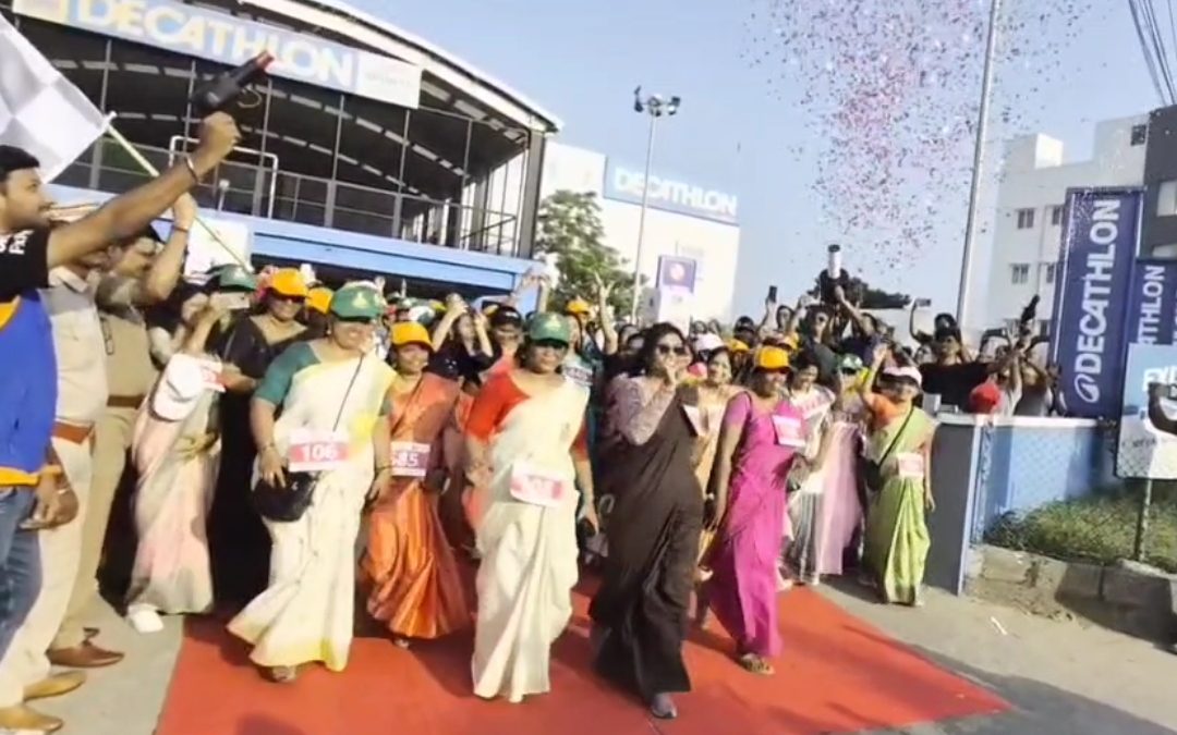 முகப்பேரில் புடவை அணிந்து அணிவகுத்த 1,000-க்கும் மேற்பட்ட பெண்கள்: பாரம்பரிய உடையை அடுத்த தலைமுறைக்கு கொண்டு செல்ல விழிப்புணர்வு.