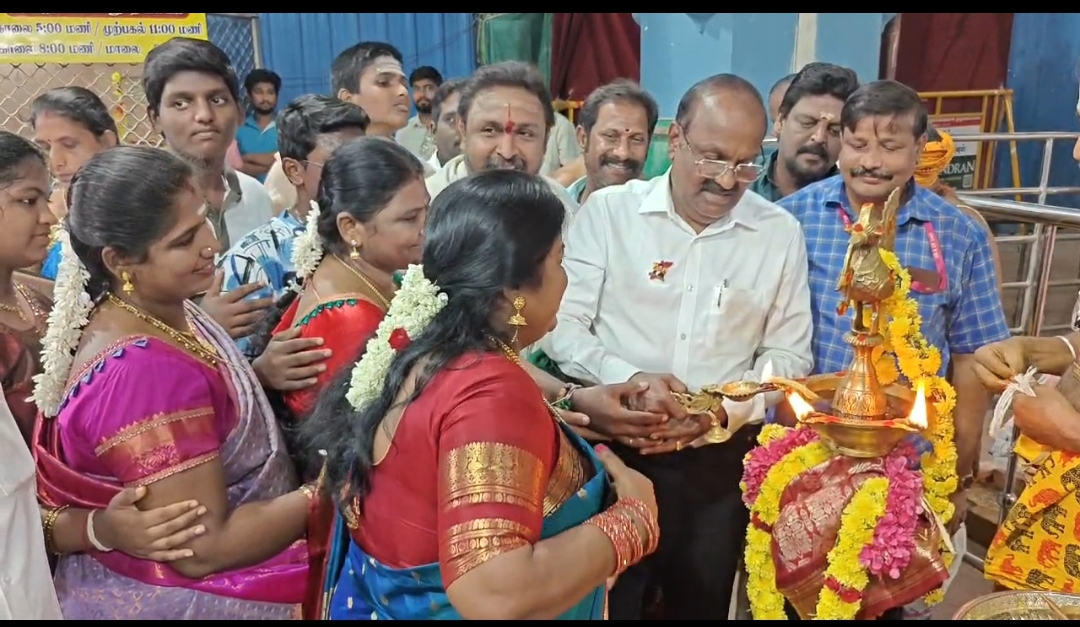 திருவேற்காடு கருமாரியம்மன் கோயிலில் நவராத்திரி விழா கோலாகலம்! 500-க்கும் மேற்பட்ட பெண்கள் திருவிளக்கு பூஜையில் பங்கேற்பு.