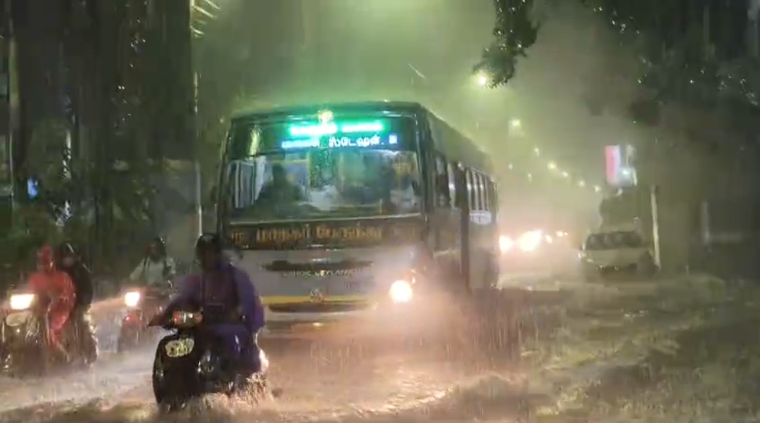 வடசென்னையில் கனமழை வெளுத்து வாங்குகிறது! திருவொற்றியூர் பிரதான சாலையில் முழங்கால் அளவு மழைநீர் தேக்கம் – பொதுமக்கள் கடும் அவதி!