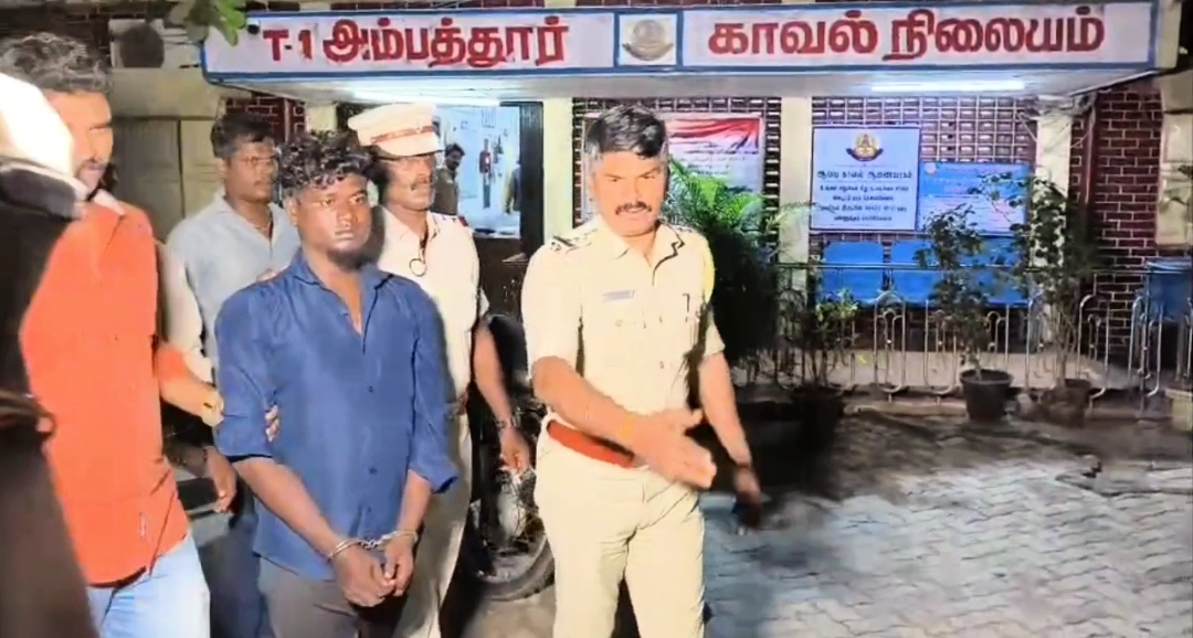 அம்பத்தூரில் வழிப்பறி, வாகனத் திருட்டில் ஈடுபட்ட இளைஞர் கைது! 4 இருசக்கர வாகனங்கள், 2 செல்போன்கள் பறிமுதல்.