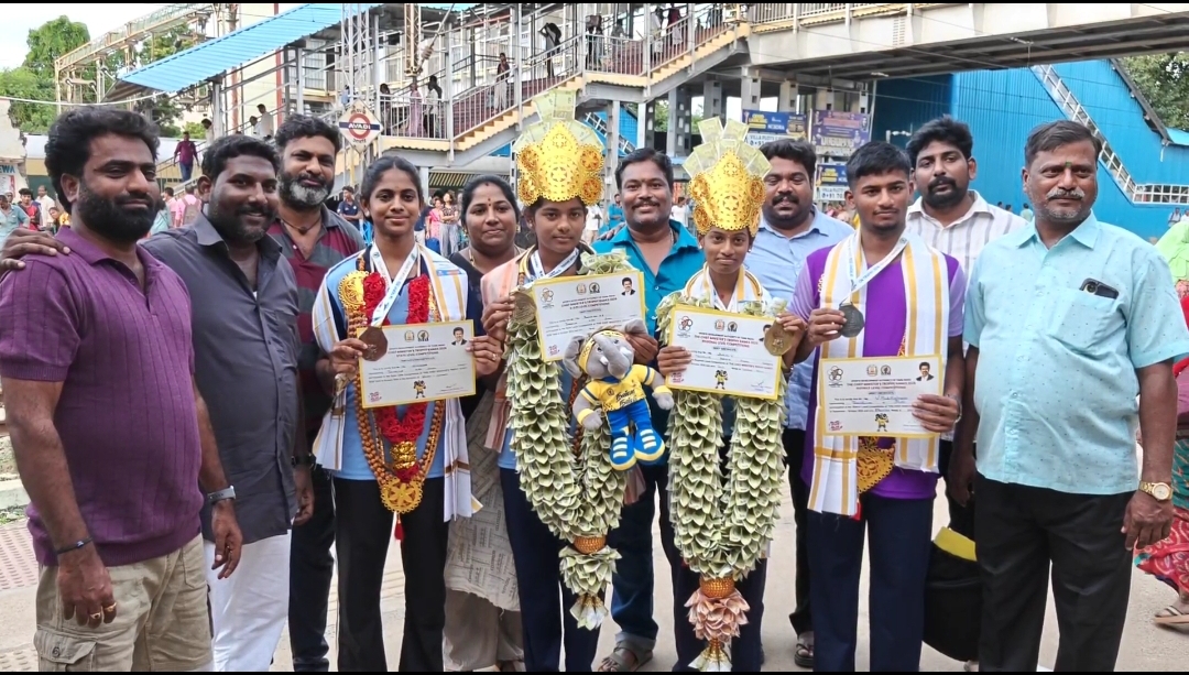 முதலமைச்சர் கோப்பை குத்துச்சண்டைப் போட்டியில் தங்கம் வென்ற ஆவடி மாணவி! ரயில் நிலையத்தில் உற்சாக வரவேற்பு.