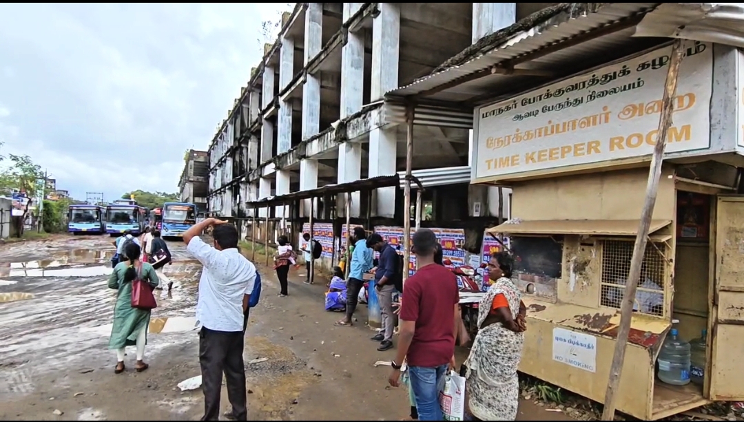 ஆவடி தற்காலிகப் பேருந்து நிலையம் சேறும் சகதியுமாக அவலம்! அடிப்படை வசதிகள் இன்றி பயணிகள் தவிப்பு!