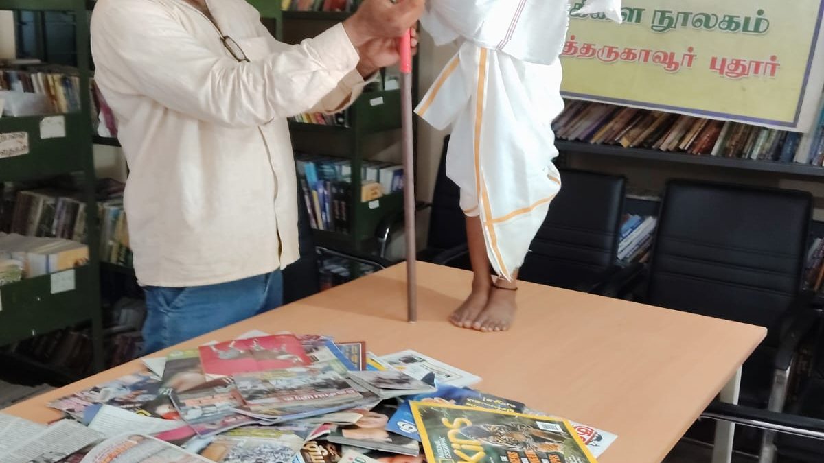 காந்தி வேடமணிந்து காந்திய சிந்தனை நூல்களை வாசித்த இளம் வாசகர் – நூலகத்தில் சிறப்பு நிகழ்ச்சி.