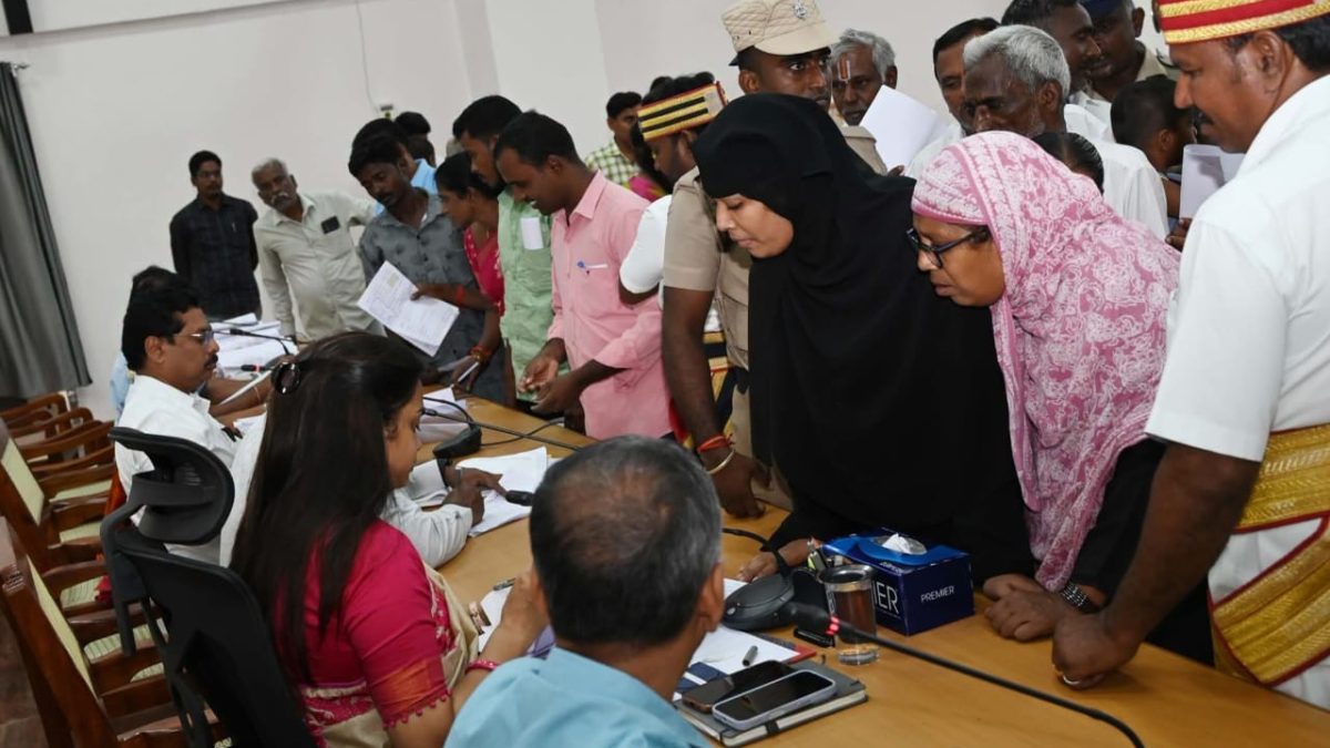 திருவண்ணாமலையில் மக்கள் குறைதீர்வு கூட்டம்: பொதுமக்களிடம் நேரடியாக மனுக்களைப் பெற்ற ஆட்சியர் வந்தனா கார்க்!