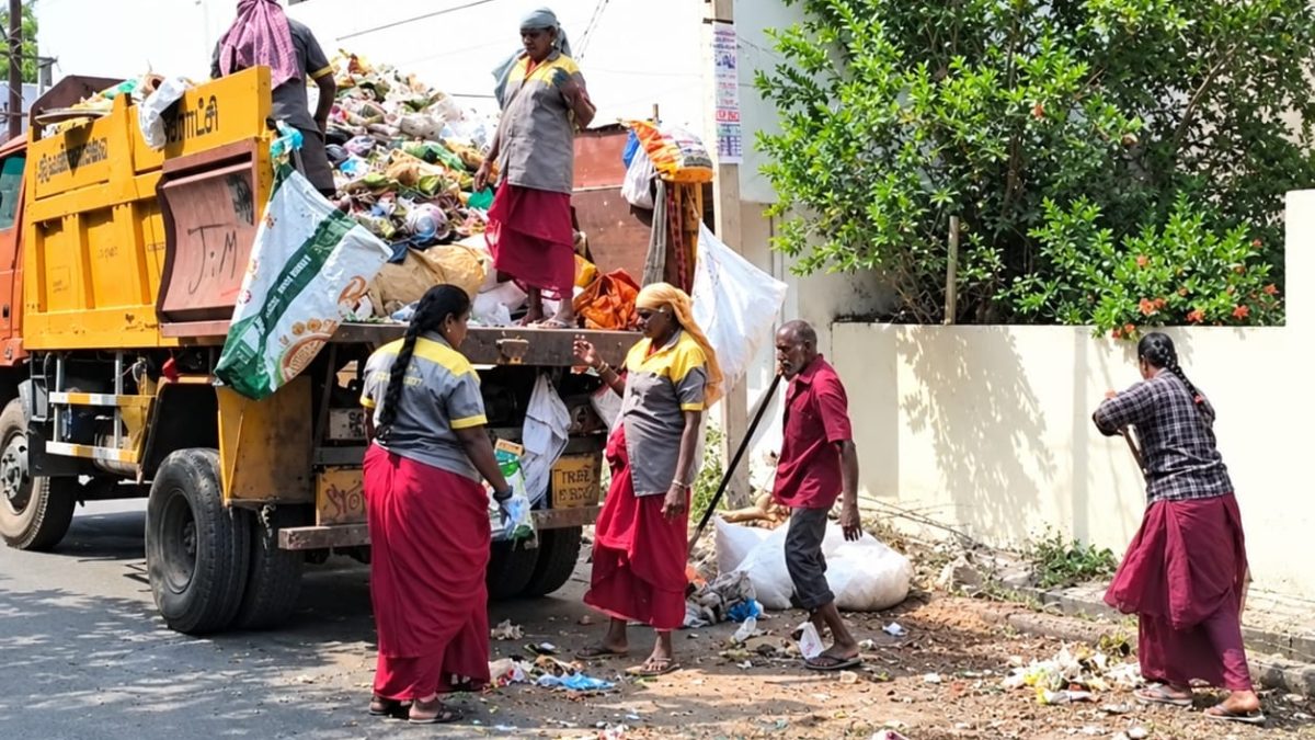 கையுறையும் முகக்கவசமும் இன்றி தூய்மைப் பணி! திருவண்ணாமலை மாநகராட்சியில் பணியாளர்களின் பாதுகாப்பு கேள்விக்குறி?