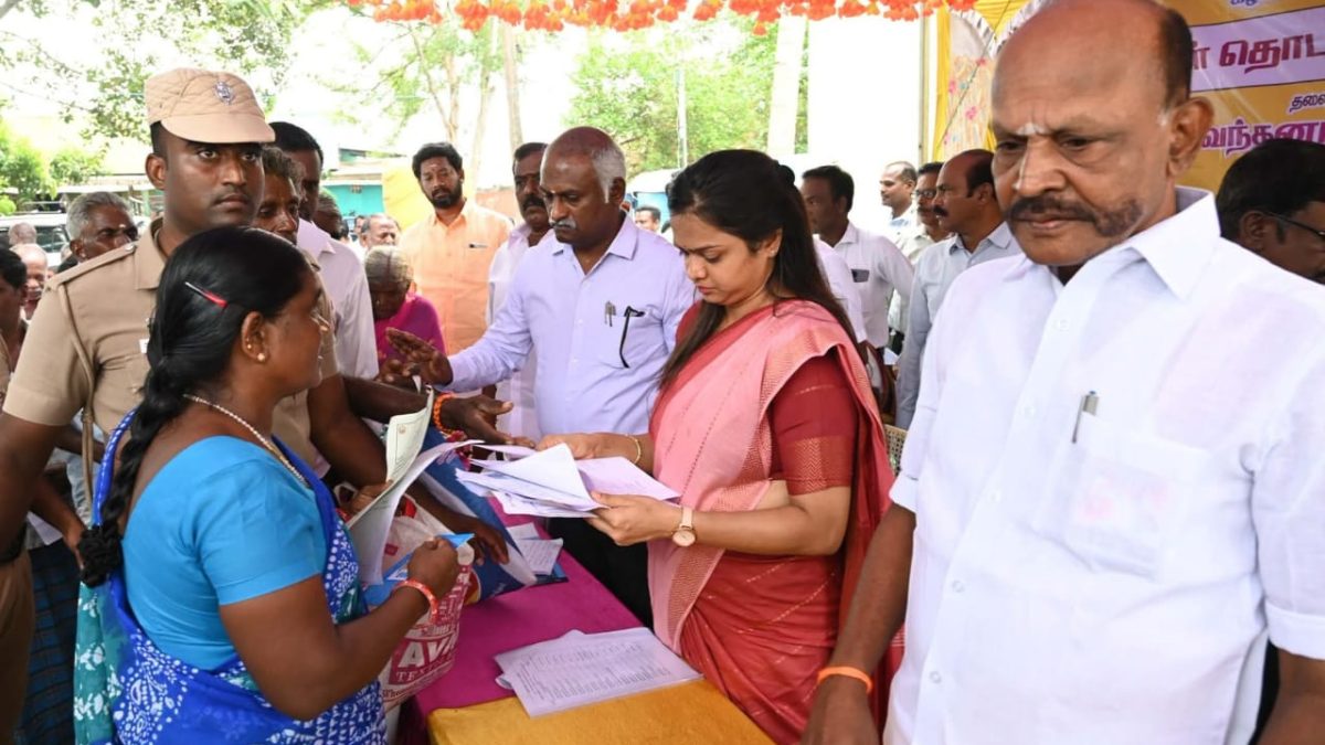 வழுதலங்குணம் ஊராட்சியில் மக்கள் தொடர்பு திட்ட முகாம் – பொதுமக்களிடமிருந்து கோரிக்கை மனுக்களைப் பெற்ற மாவட்ட ஆட்சியர்!