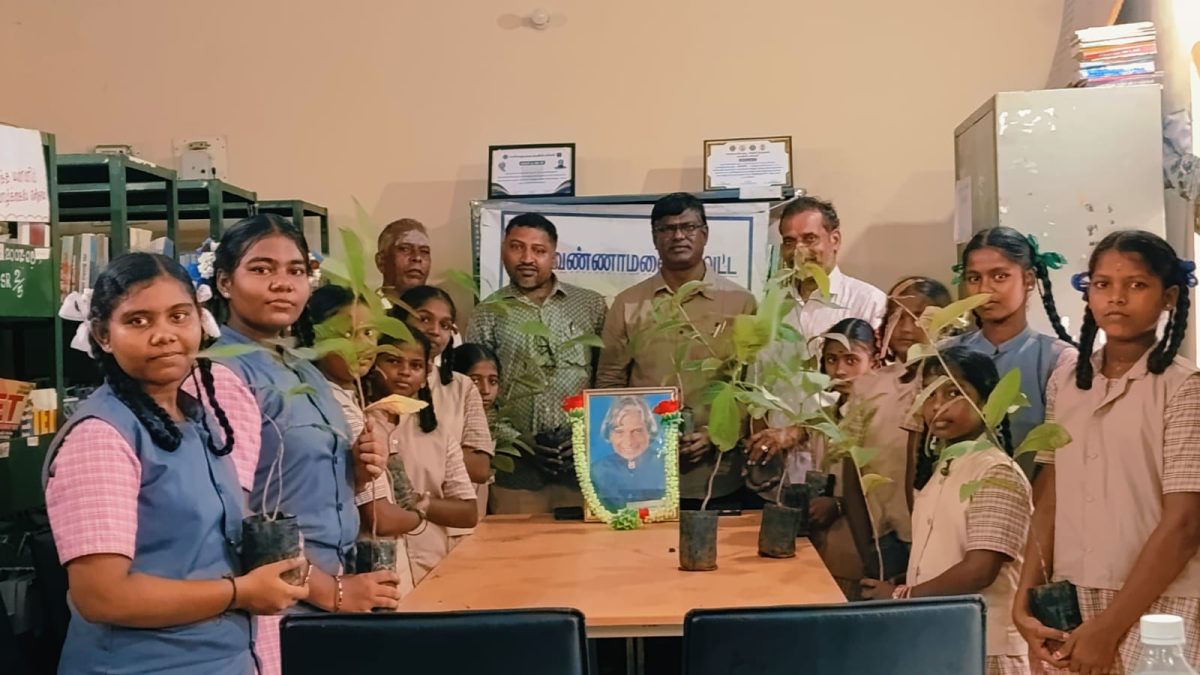 சி.ம. புதூர் கிளை நூலகத்தில் அப்துல் கலாம் பிறந்தநாள் விழா! பசுமைப் படை மாணவிகளுக்கு மரக்கன்றுகள் வழங்கல்.