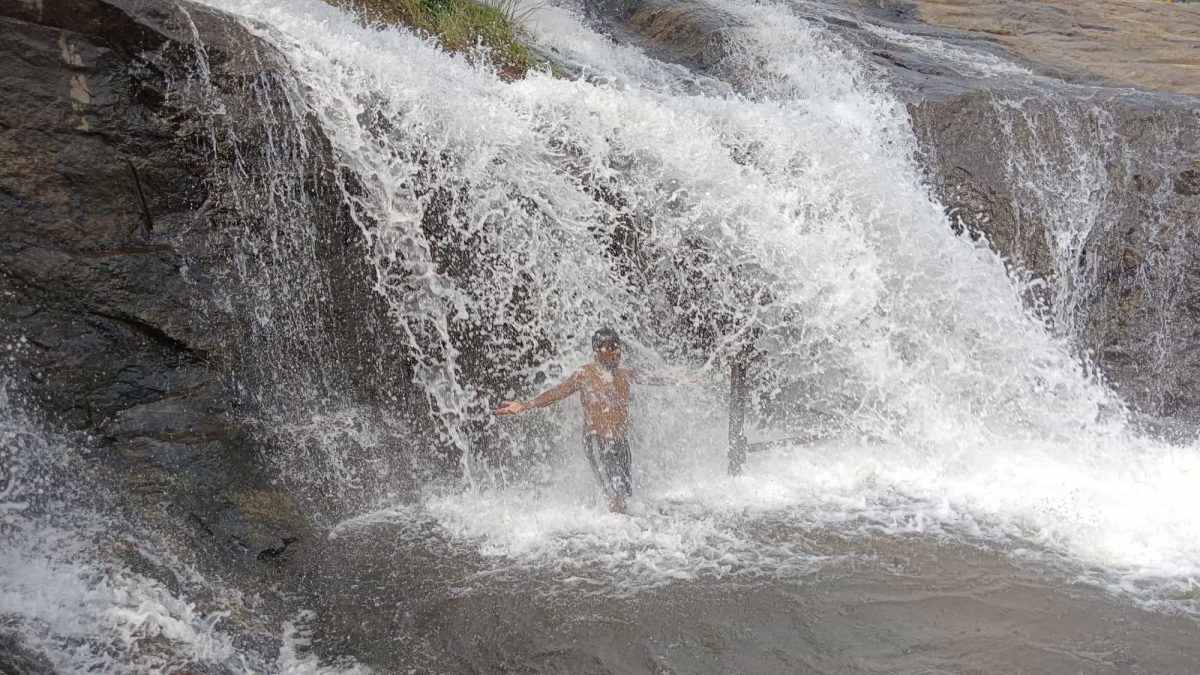 கும்பக்கரை அருவியில் சுற்றுலா பயணிகள் குளிக்க மீண்டும் அனுமதி: வனத்துறை அறிவிப்பு.