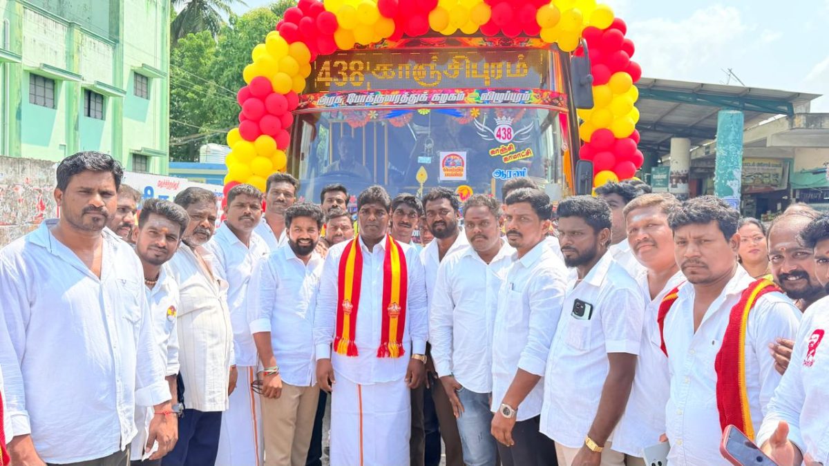 செய்யாறில் ‘வெற்றி பயணம்’ திட்ட தொடக்கம்: பெண்களுக்கு இனிப்பு வழங்கிய தவெக நிர்வாகிகள்.