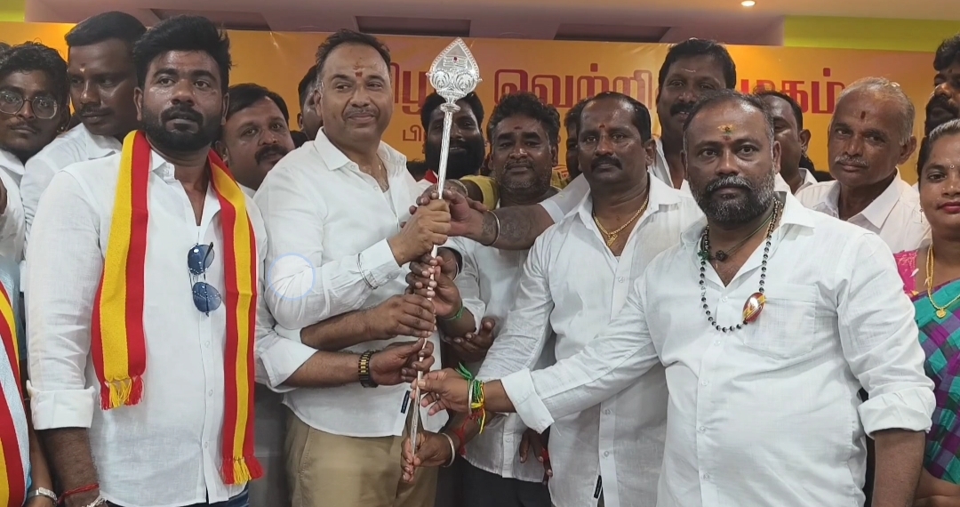 கள்ளக்குறிச்சியில் பல்வேறு கட்சிகளில் இருந்து விலகி சுமார் 2,000-க்கும் மேற்பட்டோர் தமிழக வெற்றிக் கழகத்தில் இணைந்தனர்.