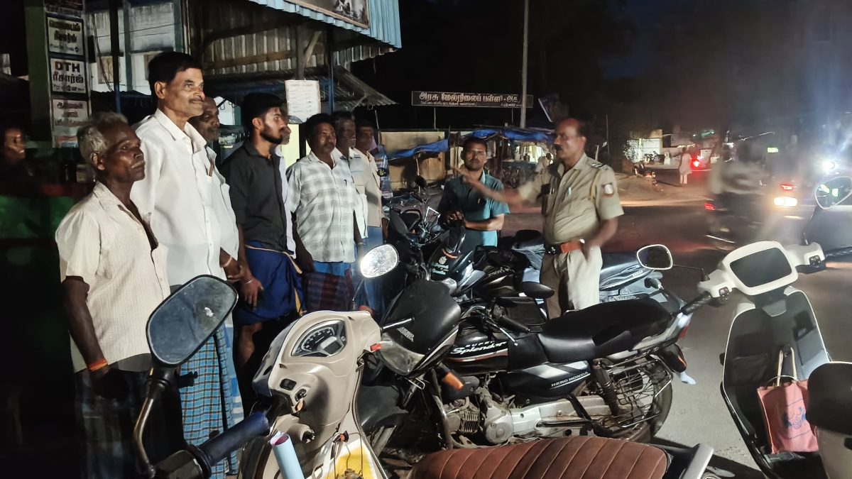 ‘டீக்கடை பெஞ்ச்’ மூலம் விழிப்புணர்வு: தலைக்கவசம் முதல் போதைப்பொருள் தடுப்பு வரை – நாகரசம்பட்டி போலீசார் அறிவுரை.