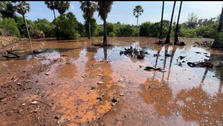 இடி மின்னலுக்குப் பிறகு ஏரியில் 3 இடங்களில் திடீர் நீரூற்று – நாகல்பட்டியில் குவிந்த பொதுமக்கள்.
