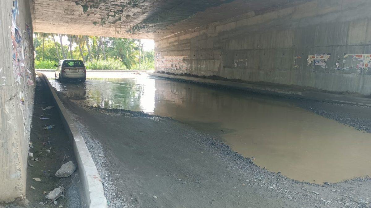 மேம்பாலம் கட்டியும் பயனில்லை? சுண்டகிரியில் குண்டும் குழியுமான சாலையால் வாகன ஓட்டிகள் அவதி.