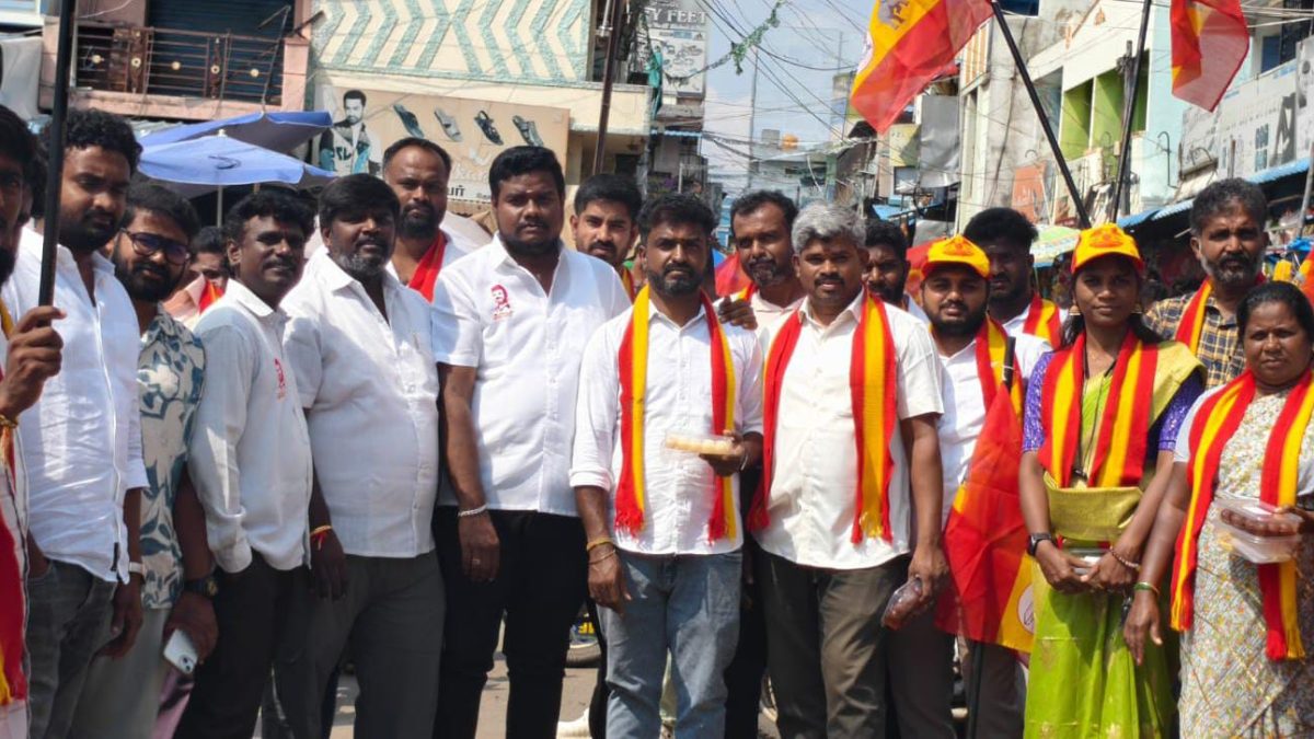 மதுராந்தகம், தாராபுரம் வெற்றி எதிரொலி! தேன்கனிக்கோட்டையில் பட்டாசு வெடித்து இனிப்பு வழங்கிய தவெகவினர்.