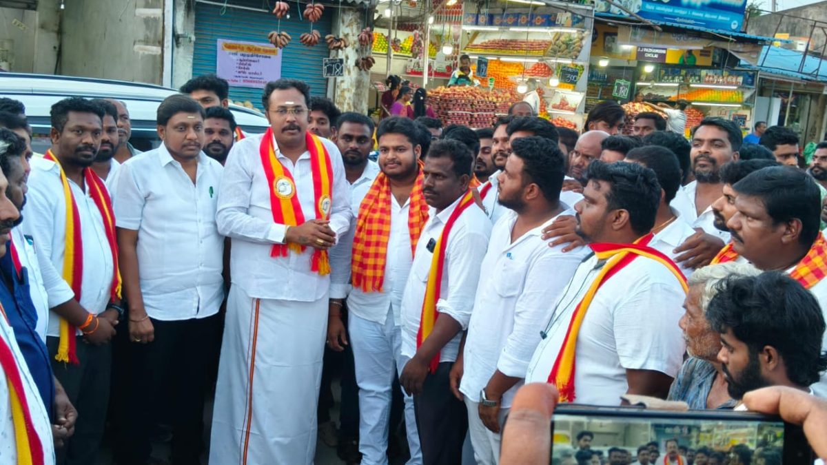 தாராபுரம், மதுராந்தகம் வெற்றி எதிரொலி! போச்சம்பள்ளியில் பட்டாசு வெடித்து இனிப்பு வழங்கிய தவெகவினர்.