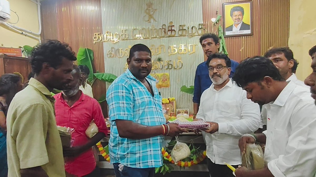 கிருஷ்ணகிரியில் தமிழக வெற்றிக் கழகம் சார்பில் ஆயுத பூஜை, சரஸ்வதி பூஜை விழா!