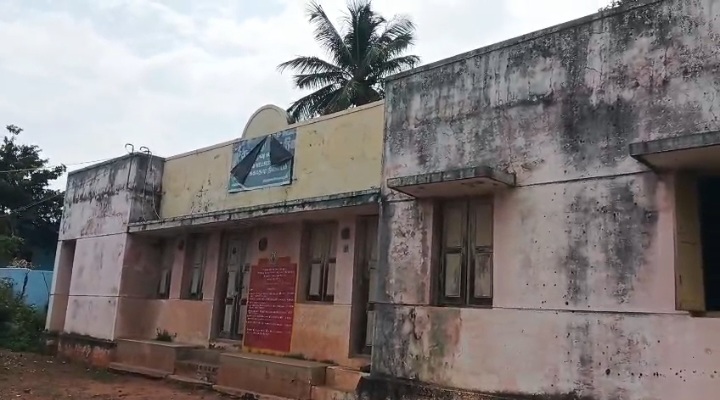 தேன்கனிக்கோட்டை அருகே அரசு துணை சுகாதார நிலையத்தில் அடிப்படை வசதிகள் இல்லை! செல்போன் வெளிச்சத்தில் முதலுதவி சிகிச்சை.