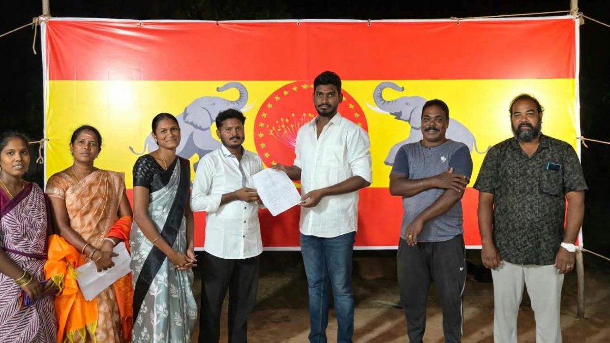 மயிலாடுதுறை மூவலூரில் தமிழக வெற்றிக் கழகம் சார்பில் மக்கள் குறைகேட்பு நிகழ்வு!