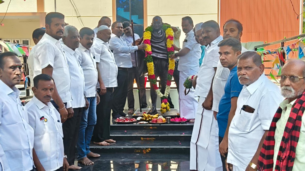 பாலக்கோடு பேரூராட்சி அலுவலகம் முன்பு மகாத்மா காந்தி சிலை திறப்பு – காந்தி ஜெயந்தியில் மரியாதை.