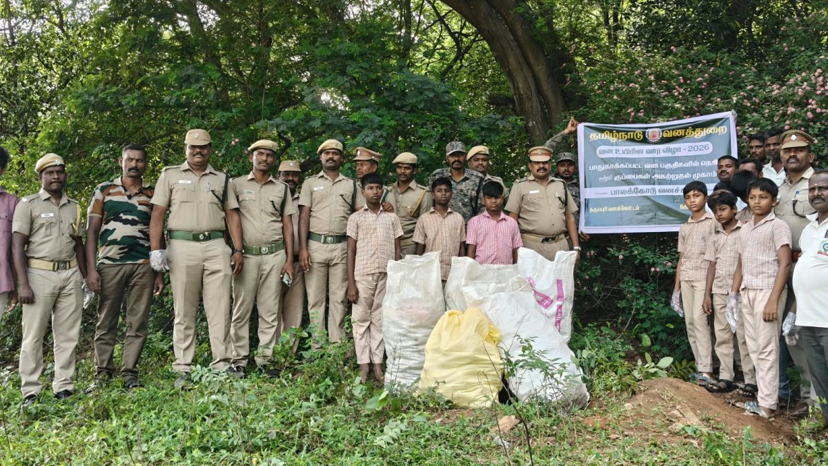 பாலக்கோடு காப்புக்காடுகளில் 250 கிலோ நெகிழி, குப்பைகள் அகற்றம்: வனத்துறையினர், மாணவர்கள் தூய்மைப் பணி.