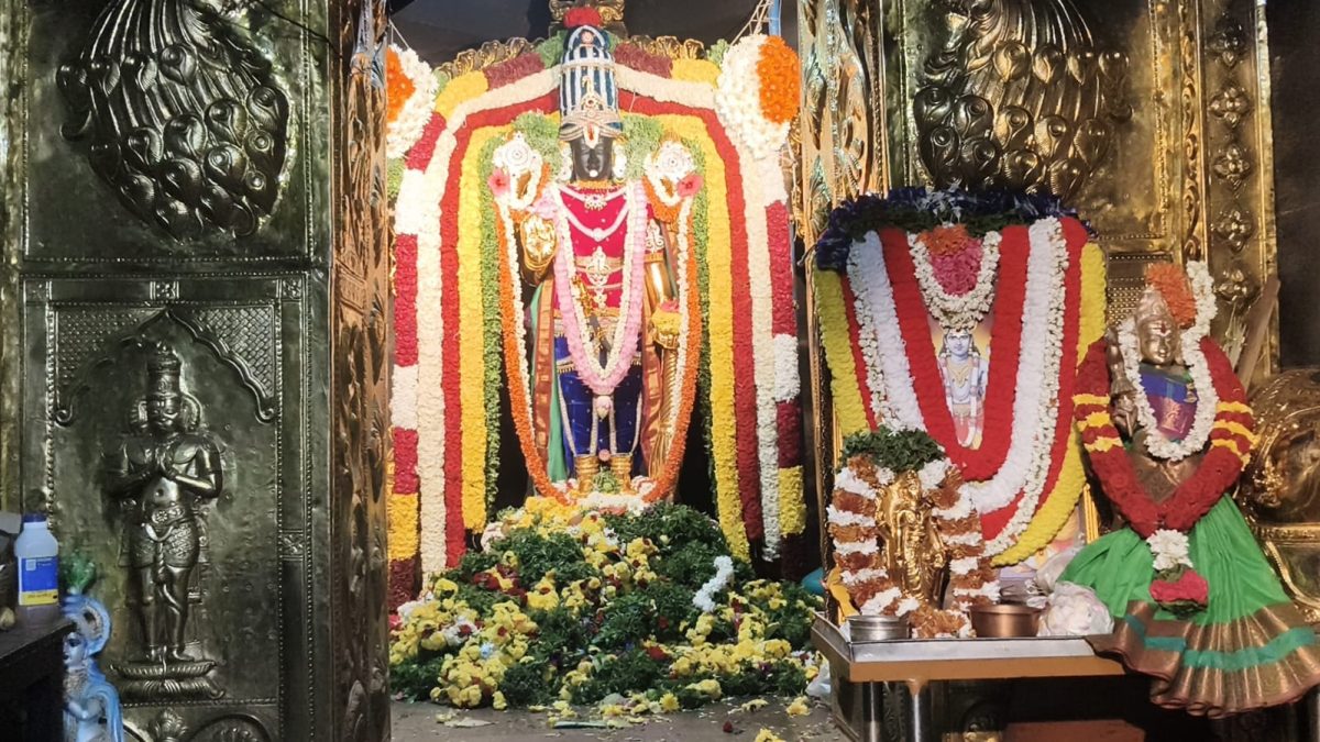 துர்க்கம்மலை சென்னகேசவ பெருமாள் கோயிலில் புரட்டாசி சிறப்பு பூஜை: ஆயிரக்கணக்கான பக்தர்கள் தரிசனம்.