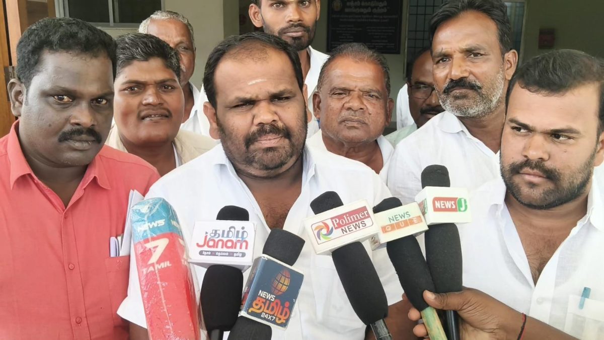 ஆன்லைன் டெண்டரால் பாதிக்கப்படும் உள்ளூர் ஒப்பந்ததாரர்கள்! ரூ.10 லட்சம் வரையிலான பணிகளில் உள்ளூர் ஒப்பந்ததாரர்களுக்கு முன்னுரிமை வழங்க கோரிக்கை – பி.டி.ஓ.விடம் மனு
